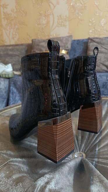 Qadın botları – qara, krokodil teksturalı laklı üstlük - Model: qısa