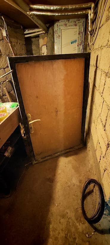 darvaza qapi: Zirzəmi qapısı, ölçü 133x85. Açarlı işlək normal vəziyyətdə — 2