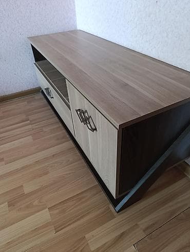 divar refleri: İşlənmiş, Düz TV altlığı, Polkalı, Laminat — 4