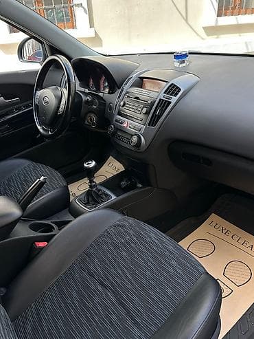 ucuz avtomobil: Kia Cee’d SW (universal) – qara rəng, 5 qapı, Azərbaycan nömrə nişanı — 4