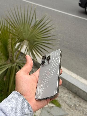 iphone 8 pilus: IPhone 15 Pro, Gümüşü, Qırıq — 3