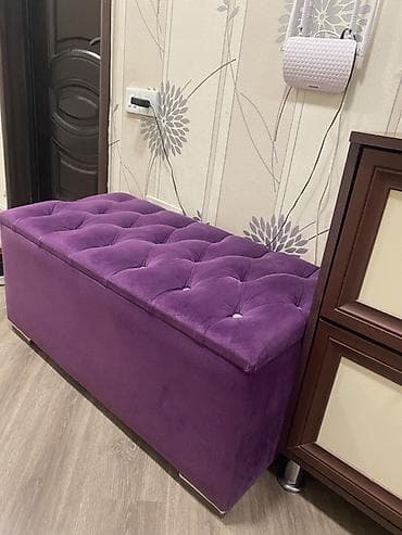 pufik: Bənövşəyi rəngdə yumşaq oturacaqlı puf/çəkmə qutusu. Üst hissə — 2