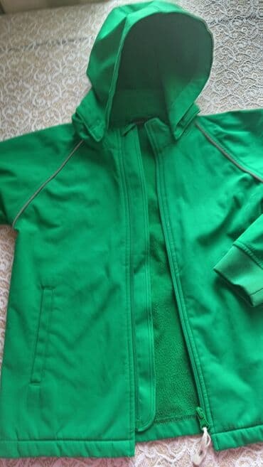 qar qiz paltari: Uşaq üçün yaşıl rəngdə kapüşonlu jaket. Xüsusiyyətlər: - Ölçü: 7 yaş — 1