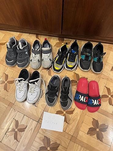 Uşaq ayaqqabıları dəsti – 33 ölçü Bir neçə cüt idman ayaqqabısı və