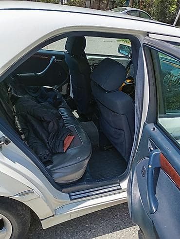 Nəqliyyat: Mercedes-Benz C-Class sedan (W202), ağ rəng. - Kuzov: 4 qapılı sedan — 7