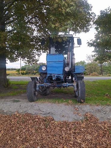 Mavi rəngli təkərli kənd təsərrüfatı traktoru - Kabinli, geniş