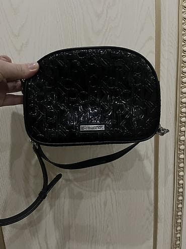 ps5 çanta: Calvin Klein qadın çantası - Rəng: qara, parlaq laklı səth - — 2