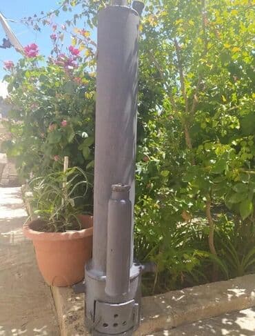 jaluzlər qapi: Qəhvəyi rəngdə olan, şüşəli taxta qapı. Qapının yuxarı hissəsi altı — 2
