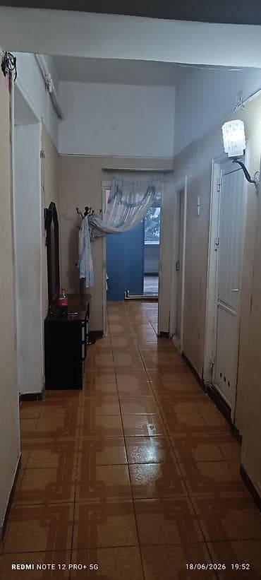 ecemı kıraye evler: Kirayə üçün 3 otaqlı mənzil. Xüsusiyyətlər: - Geniş dəhliz, otaqlara — 3