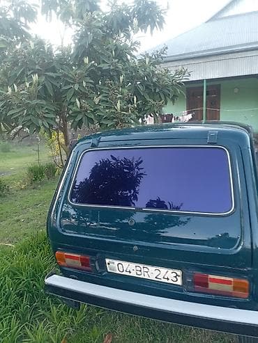 LADA Niva (VAZ 2121) – yaşıl rəngli 3 qapılı SUV Xüsusiyyətlər: - Tam
