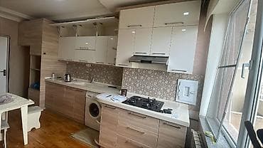 kuxna mebli: Mətbəx mebel dəsti – müasir dizayn, ağ-parlaq yuxarı şkaflar və ağac — 1