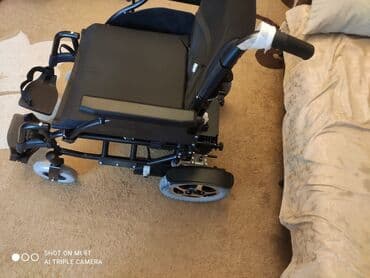 təkərli oturacaq: Elektrikli əlil arabası istifadəçiyə asan hərəkət imkanı təmin edir — 2