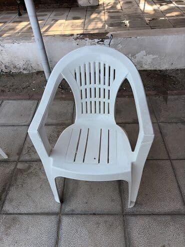Masalar: Ağ rəngli plastik oturacaq, qoltuqaltıları və kürək hissəsində şaquli — 1