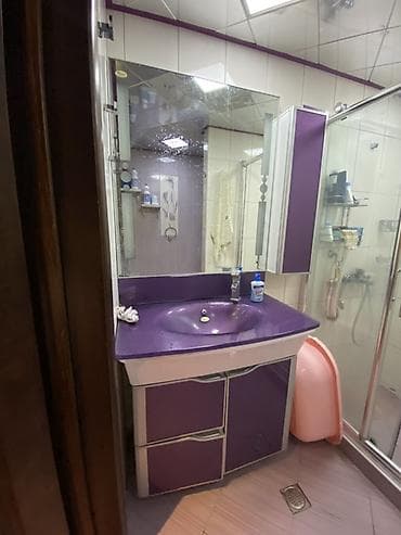 sutular: Bənövşəyi rəngli vanna otağı mebeli – lavabo, dolab və güzgü komplekti — 2