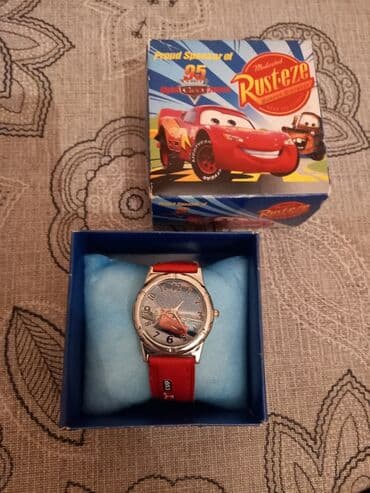 tünd qırmızı rənfli məktəbli forması: Uşaq saatı 3 manat. Qutuda — 4