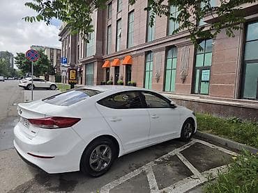 lider disk: Hyundai Elantra sedan – ağ rəng, Azərbaycan nömrə nişanı. Şəhər və — 9