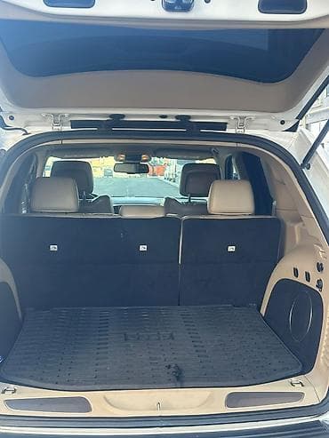 Jeep Grand Cherokee Limited – ağ rəngli, geniş və komfortlu SUV