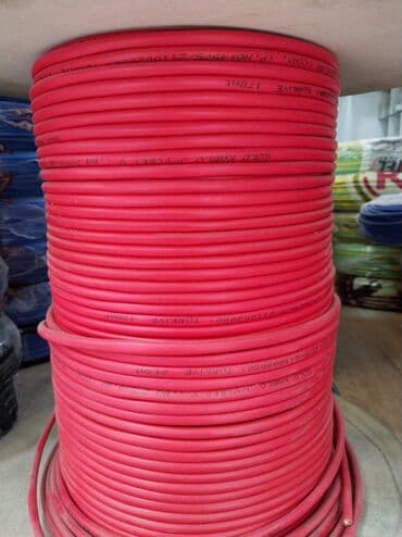 Elektrik kabelləri: Qırmızı rəngli, bükülmüş kabel. Elektrik işləri və digər tətbiqlər