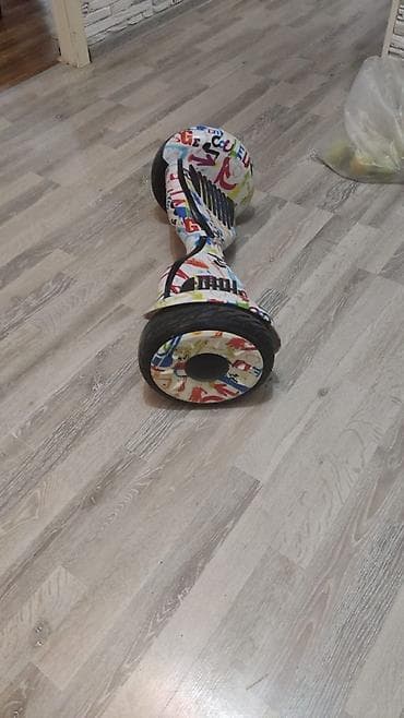 Elektrik nəqliyyatı: Çoxrəngli qrafiti dizaynına malik bu hoverboard balanslı sürmə — 4