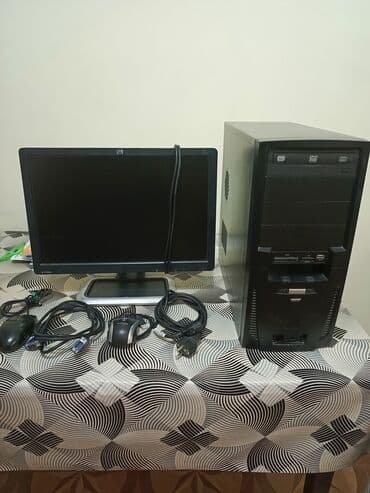 Masaüstü kompüter, monitor, siçan və lazımi kabellərdən ibarət dəst