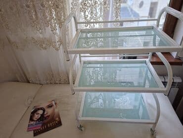 Офисная мебель: 3 mərtəbəli şüşəli etajerka - Karkas: möhkəm metal, ağ rəng - Rəflər — 2