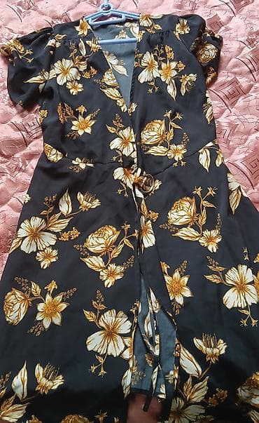 Qadın paltarı – çiçək naxışlı, kəmərli - Model: V-yaxa, qısaqollu