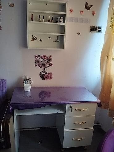 Ağ rəngdə iş masası - Masa: sağ tərəfdə 3 çekmece (üst çekmece
