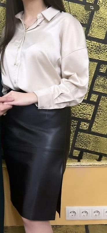 desd paltarlar: Zərif atlas effektli köynək + dəri görünümlü qələm ətək kombini - — 1