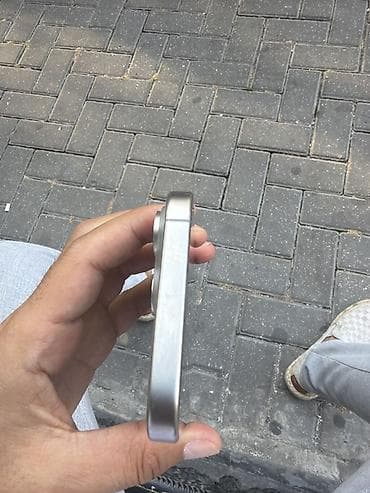 pc hisseleri: Məhsul: Smartfon (USB‑C girişli, metal korpuslu, yastı kənarlı dizayn) — 3