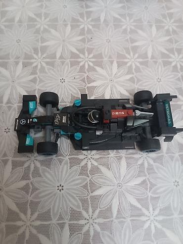 mozaika oyuncaq: LEGO Speed Champions – Mercedes-AMG Petronas Formula 1 yarışı — 2