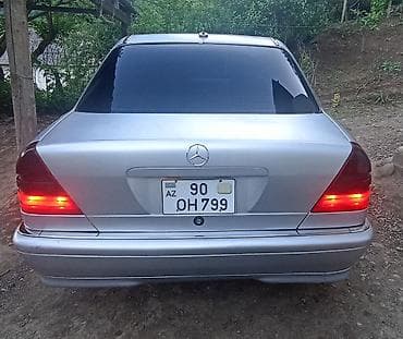 Mercedes-Benz C‑Class sedan, gümüşü rəng. Kuzov W202 dizaynı, 4 qapı — 8