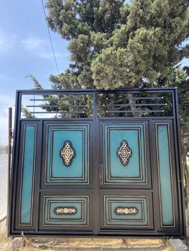 demir qapi bezekleri: Qara rəngdə, bürünc elementlərlə bəzədilmiş metal qapı. Qapının — 5