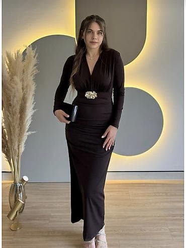 Qadın ayaqqabıları: Zərif axşam geyimi – uzun, tünd rəngli qələm kəsimli don. - Yuxarı — 3