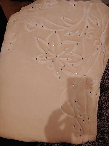 Süni güllər: Yataq üçün Yeni Qaşlı rəng - Bej Yataq örtüyü, Ünvandan götürmə — 1