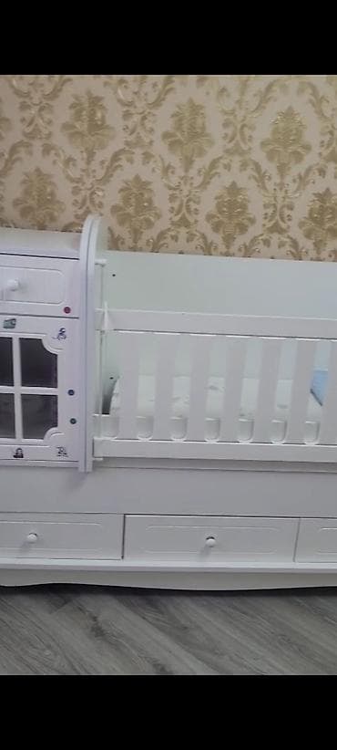qapi dekoru: Ağ rəngli çoxfunksiyalı beşik-dolap kombini - Material: MDF/taxta — 2