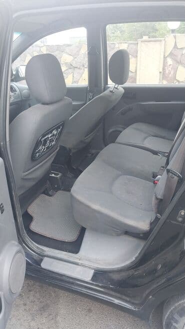 lapet qoşqu: Ön hissəsində Hyundai loqosu və "H" emblemi olan qara rəngli Hyundai — 6