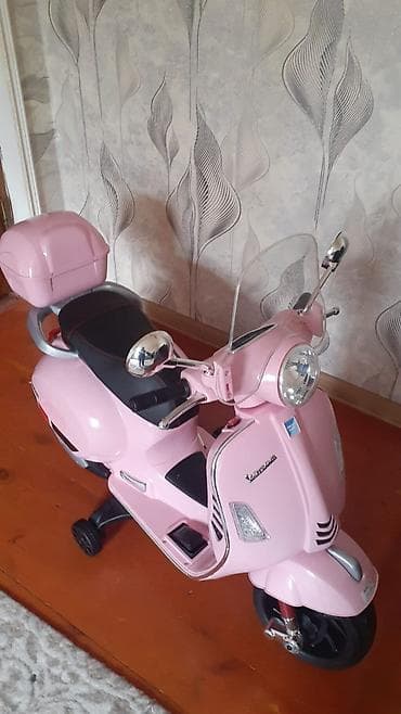kiçik maşınlar: Uşaq üçün elektrikli skuter – Vespa üslubunda, çəhrayı rəng yenidir — 1
