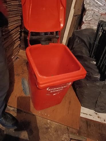 Təkərli qırmızı tullantı qabı - Material: möhkəm plastik - Rəng — 1