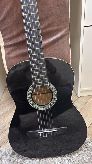 akustik gitara satisi: Akustica klassik gitara – qara rəng, parlaq lak örtük. Xüsusiyyətlər — 2