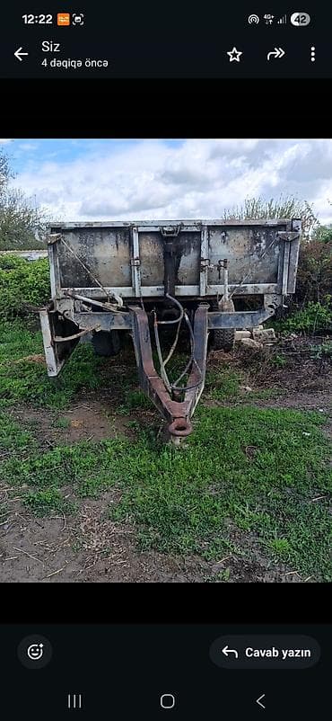 yer şumlayan aparat: Ağ rəngli iki oxlu kənd təsərrüfatı/tikinti qoşqusu (yarımqoşqu — 2