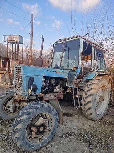 traktor 92: Mavi kabinli təkərli traktor Xüsusiyyətlər: - Kabinli, geniş ön və — 1