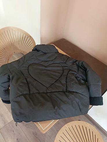 Qadınlar üçün qara şişmə qısa gödəkçə - Arxa hissədə böyük ürək