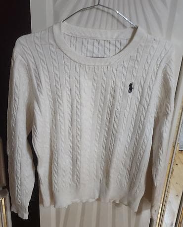 Ağ rəngli, kabel toxunuşlu trikotaj sviter. Dairəvi yaxa, uzun qol