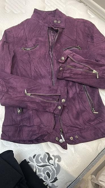 Bənövşəyi rəngdə, zəncirbəndli, yaxası düymələrlə bağlanan dəri