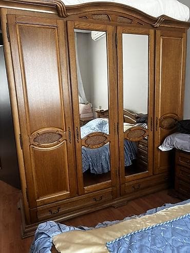 Rumin mebelidir.Klassik üslubda yataq otağı mebel dəsti Tərkibi: - 4 — 1