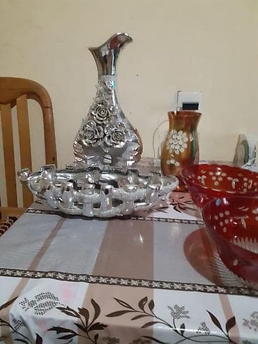 Dekorativ süfrə dəsti - Gümüşü rəngdə iri dekorativ vaza – ön hissədə