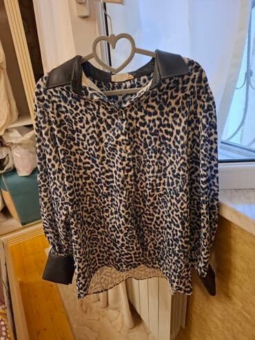 Leopard naxışlı, uzunqol qadın bluzası. Bu bluza dəri detallarla