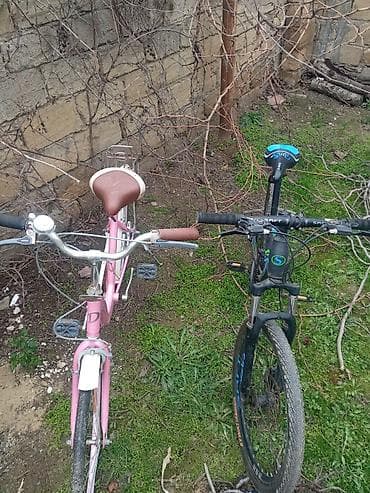 Городские велосипеды: Dağ velosipedi, tünd rəngdə çərçivəyə və mavi-yaşıl vurğulara — 6