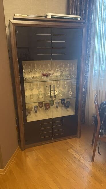 şüşə güzgü: Dolab — 1