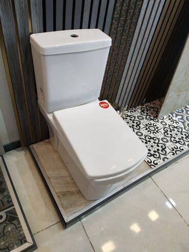 Santexnika: Ağ rəngdə, müasir dizaynlı unitaz. Hamam otağına rahatlıq və zəriflik — 1